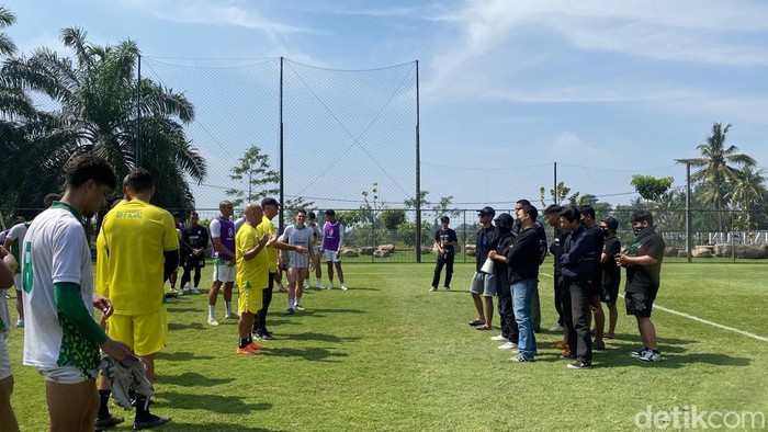Suporter BCS menyambangi latihan PSS Sleman di Lapangan Pakembinangun, Sleman, Rabu (5/2/2025).