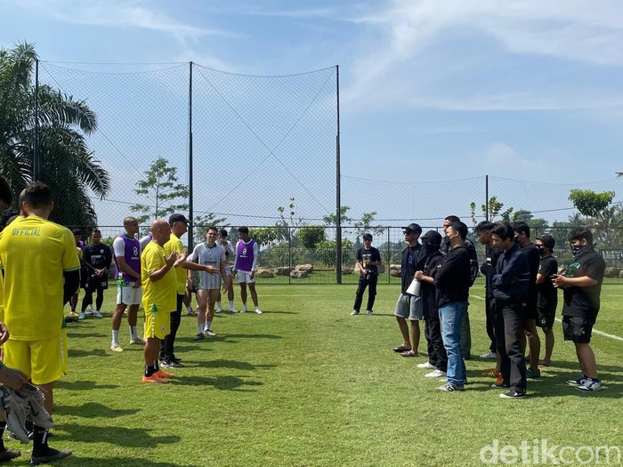 Suporter BCS menyambangi latihan PSS Sleman di Lapangan Pakembinangun, Sleman, Rabu (5/2/2025).