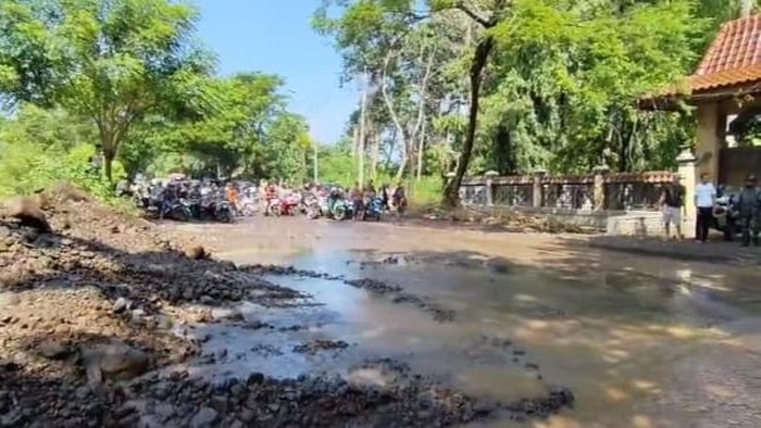 Tangkis Sungai Pantura Situbondo Jebol, Arus Lalin Dua Arah Macet Total