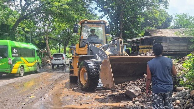 Tangkis Sungai Pantura Situbondo Jebol, Arus Lalin Dua Arah Macet Total