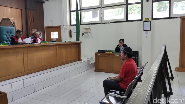 Terdakwa Zaenal Arifin penjual cula badak-gading gajah menjalani sidang vonis di PN Klas 1 A Palembang