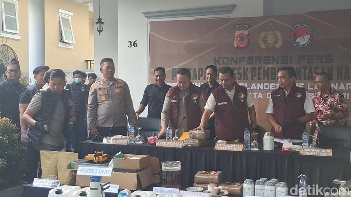 Tim gabungan dari Polda Jabar dan Polres Bogor membongkar pabrik narkoba di kawasan Sentul, Bogor, Jawa Barat. Dua orang ditangkap dari lokasi tersebut. (M Sholihin/detikcom)