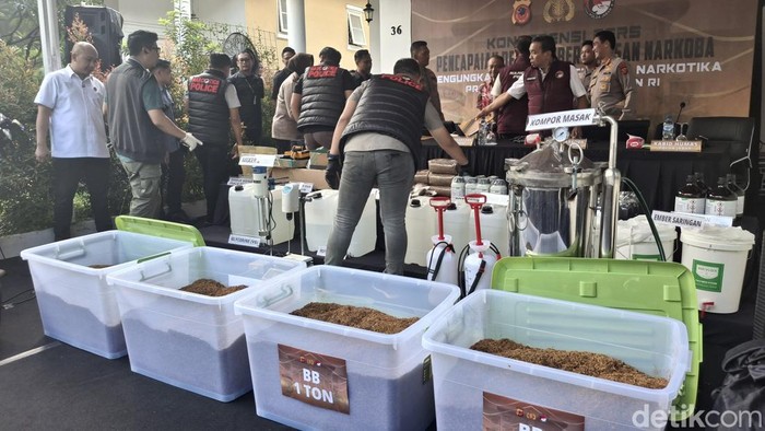 Tim gabungan dari Polda Jabar dan Polres Bogor membongkar pabrik narkoba di kawasan Sentul, Bogor, Jawa Barat. Dua orang ditangkap dari lokasi tersebut. (M Sholihin/detikcom)