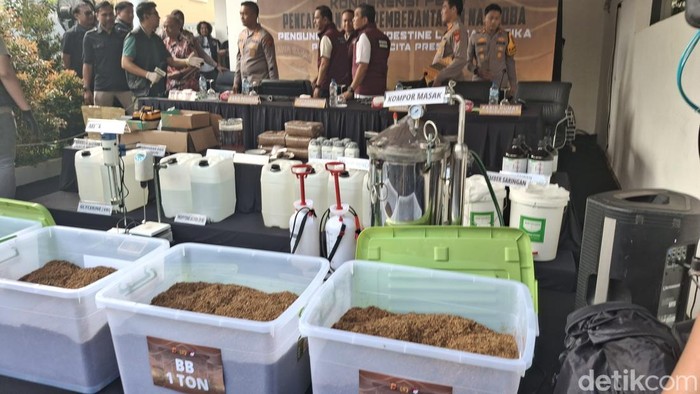 Tim gabungan dari Polda Jabar dan Polres Bogor membongkar pabrik narkoba di kawasan Sentul, Bogor, Jawa Barat. Dua orang ditangkap dari lokasi tersebut. (M Sholihin/detikcom)
