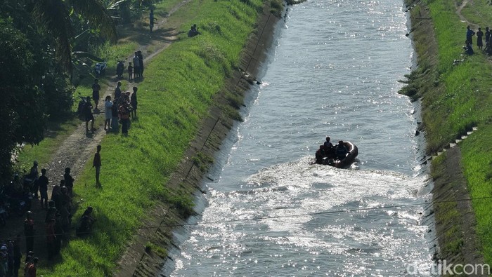 Tim SAR mengevakuasi jasad pemotor yang hanyut dan tenggelam usai terjatuh di saluran irigasi Desa Pageralang, Kecamatan Kemranjen, Kabupaten Banyumas, Rabu (5/2/2025).