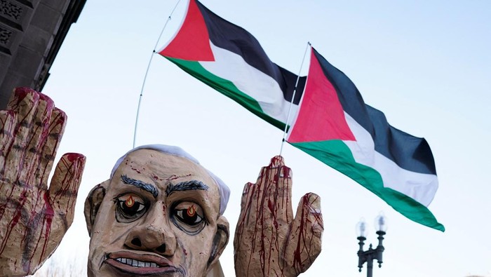Umat Yahudi Pendukung Plestina Demo Netanyahu-Trump An effigy of Israeli Prime Minister Benjamin Netanyahu is displayed during a demonstration in support of Palestinians, as Netanyahu is scheduled to meet with U.S. President Donald Trump, outside Renwick Gallery in Washington, U.S., February 4, 2025. REUTERS/Kent Nishimura
