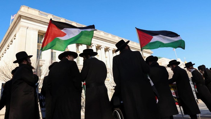 An effigy of Israeli Prime Minister Benjamin Netanyahu is displayed during a demonstration in support of Palestinians, as Netanyahu is scheduled to meet with U.S. President Donald Trump, outside Renwick Gallery in Washington, U.S., February 4, 2025. REUTERS/Kent Nishimura