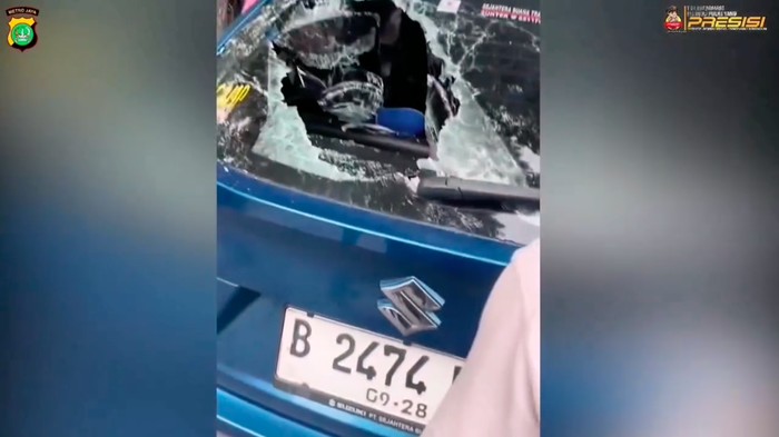 Video seorang pengendara motor mengamuk di Cengkareng, Jakbar viral di medsos. Pemotor itu memecahkan kaca mobil lalu pergi dari lokasi. (dok Polres Jakbar)