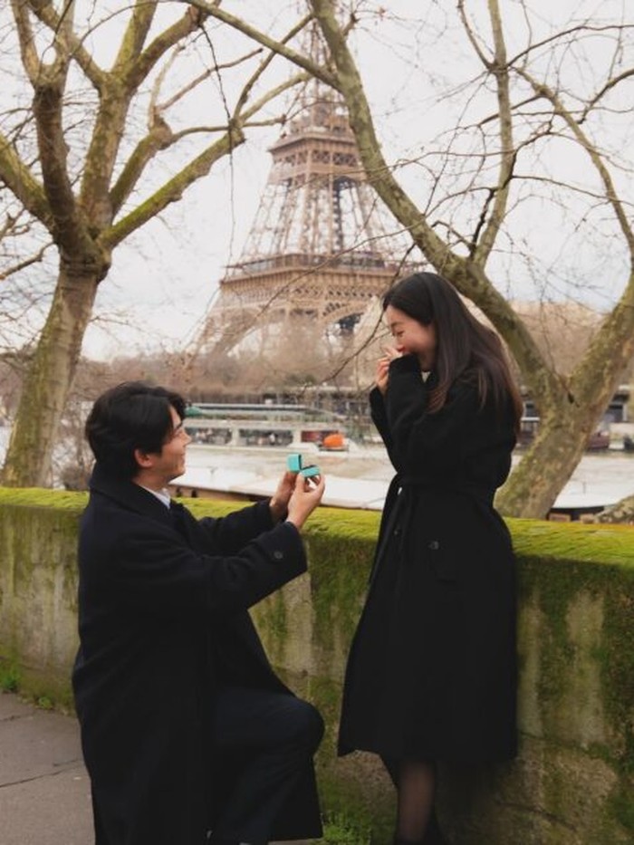 Viral foto Ok TaecYeon 2PM melamar kekasihnya di depan Eiffel Tower Viral foto Ok TaecYeon 2PM melamar kekasihnya di depan Eiffel Tower