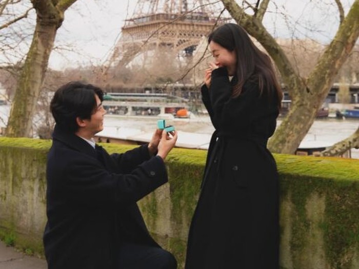 Viral foto Ok TaecYeon 2PM melamar kekasihnya di depan Eiffel Tower