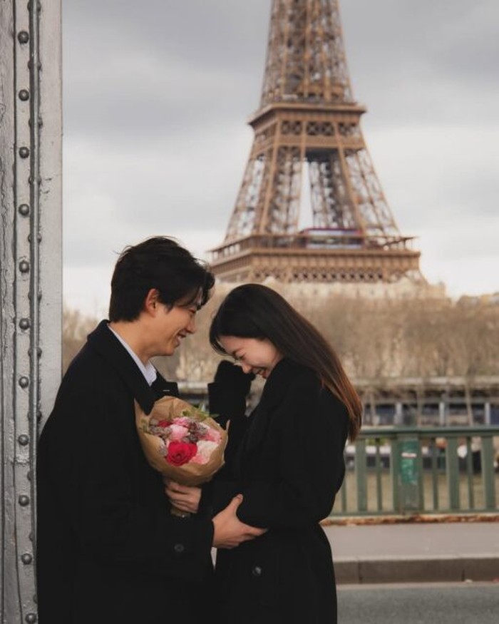Viral foto Ok TaecYeon 2PM melamar kekasihnya di depan Eiffel Tower
