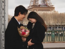 Viral Foto Romantis Ok TaecYeon 2PM Lamar Pacar di Depan Eiffel Tower