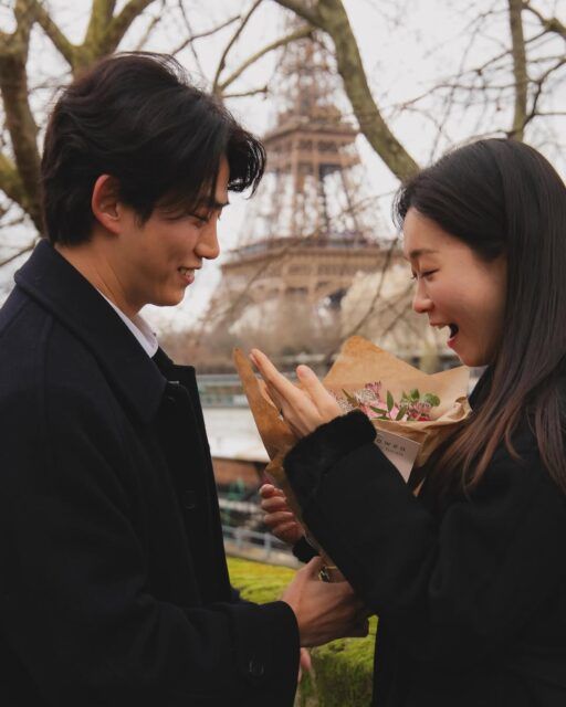 Viral foto Ok TaecYeon 2PM melamar kekasihnya di depan Eiffel Tower
