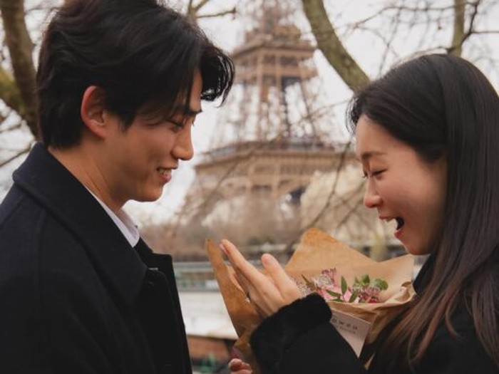 Viral foto Ok TaecYeon 2PM melamar kekasihnya di depan Eiffel Tower