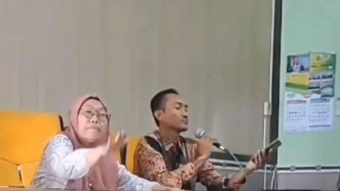 Viral guru di Lamongan beri penjelasan ke siswa yang tidak bisa masuk data pendaftaran SNPB sambil gebrak meja.
