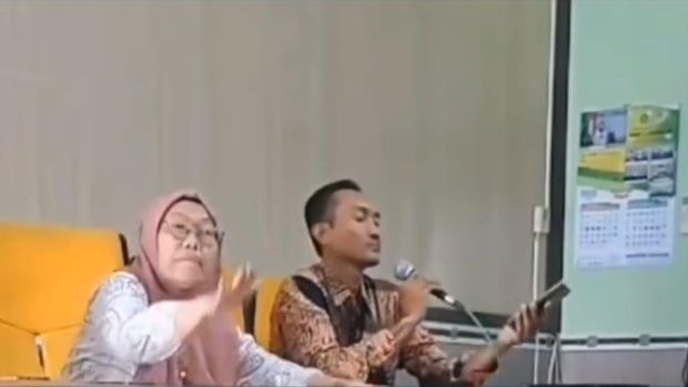 Viral guru di Lamongan beri penjelasan ke siswa yang tidak bisa masuk data pendaftaran SNPB sambil gebrak meja.