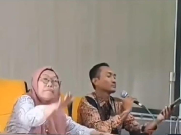 Viral guru di Lamongan beri penjelasan ke siswa yang tidak bisa masuk data pendaftaran SNPB sambil gebrak meja.