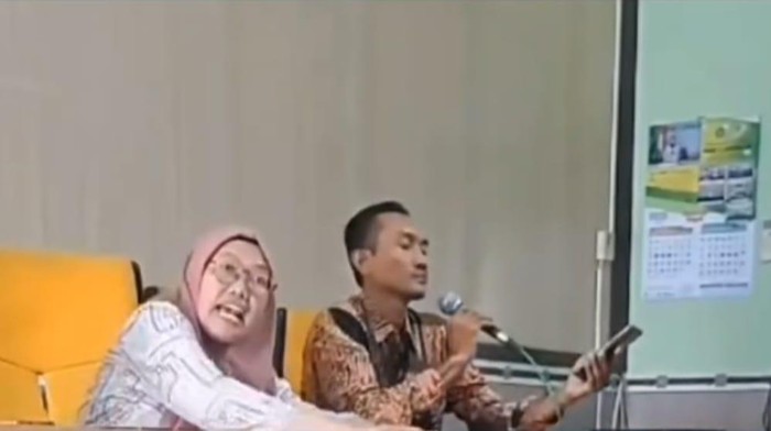 Viral guru di Lamongan beri penjelasan ke siswa yang tidak bisa masuk data pendaftaran SNPB sambil gebrak meja.