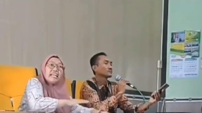 Viral guru di Lamongan beri penjelasan ke siswa yang tidak bisa masuk data pendaftaran SNPB sambil gebrak meja.