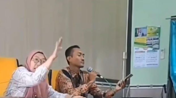 Viral guru di Lamongan beri penjelasan ke siswa yang tidak bisa masuk data pendaftaran SNPB sambil gebrak meja.