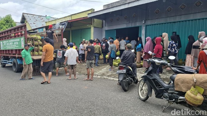 Warga Lubuklinggau antre beli gas LPG 3 kg di pangkalan.