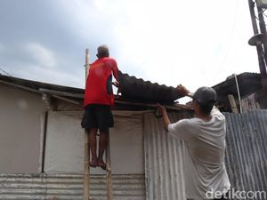 Angin Kencang Terjang Purwokerto di Siang Bolong, Atap Rumah Beterbangan