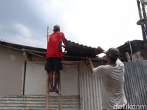 Angin Kencang Terjang Purwokerto di Siang Bolong, Atap Rumah Beterbangan