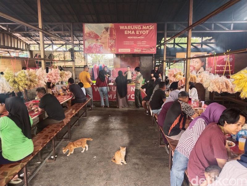 Warung Nasi Mak Eyot di Bandung.