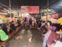 Menyelami Kehangatan Keluarga di Warung Nasi Mak Eyot