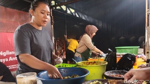 Warung Nasi Mak Eyot di Bandung.