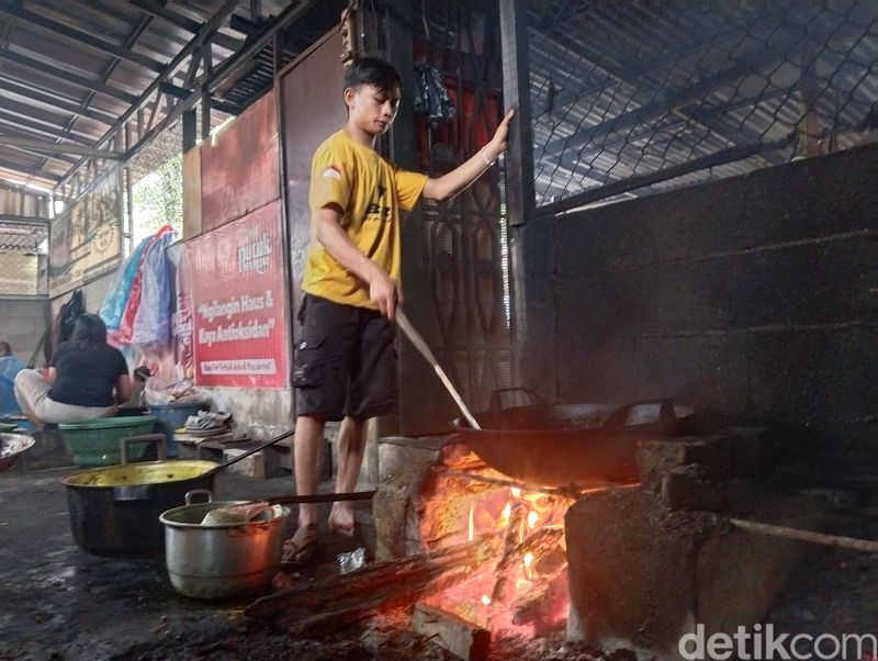 Warung Nasi Mak Eyot di Bandung.