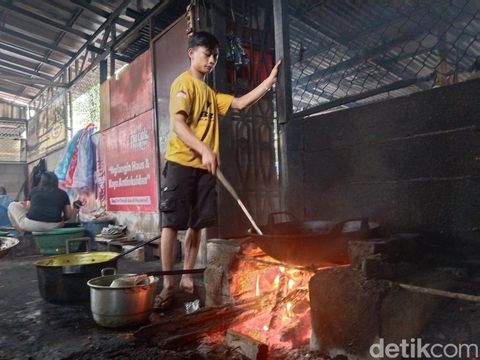Warung Nasi Mak Eyot di Bandung.