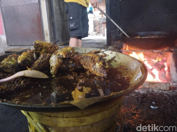 Warung Nasi Mak Eyot di Bandung.