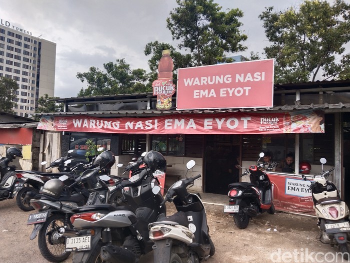 Warung Nasi Mak Eyot di Bandung.