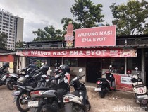 Warung Nasi Mak Eyot dengan Rasa Autentik dari Dapur Kayu Bakar