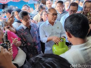Zulhas ke Ibu-ibu Pengantre Gas 3 Kg: Bilang Terima Kasih Pak Presiden