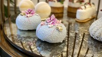 Salah satu yang menarik di varian manis ada Gold Macaron. Berwarna biru muda dengan topping edible flowers dan sprinkle. Foto: detikcom/Riska Fitria