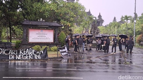 Aksi Kamisan Bali ke-850 di Monumen Bajra Sandhi Renon (6/2/2025).