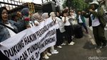 Aksi Emak-emak Dukung Hasto di Sidang Praperadilan
