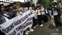 Mereka juga berorasi untuk memberikan dukungan kepada Hasto.  