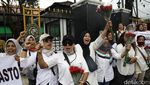 Aksi Emak-emak Dukung Hasto di Sidang Praperadilan