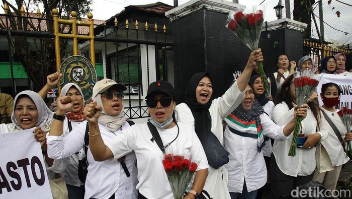 Sejumlah pengunjuk rasa menyuarakan aspirasi di depan gedung Pengadilan Negeri (PN) Jakarta Selatan, Jakarta, Kamis (6/2/2025). Mereka mendesak hakim tunggal praperadilan memberi putusan yang adil kepada Hasto Kristiyanto.