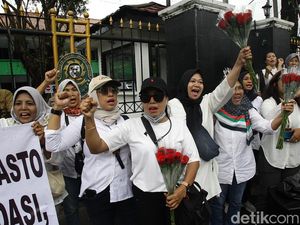 Aksi Emak-emak Dukung Hasto di Sidang Praperadilan