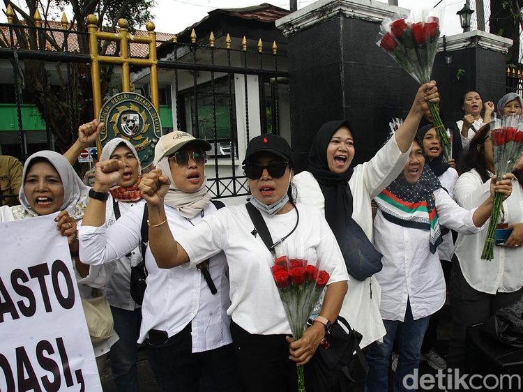 Aksi Emak-emak Dukung Hasto di Sidang Praperadilan