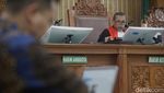 Aksi Emak-emak Dukung Hasto di Sidang Praperadilan