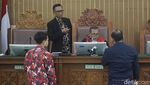 Aksi Emak-emak Dukung Hasto di Sidang Praperadilan
