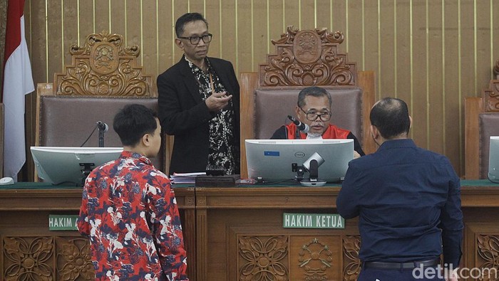 Sejumlah pengunjuk rasa menyuarakan aspirasi di depan gedung Pengadilan Negeri (PN) Jakarta Selatan, Jakarta, Kamis (6/2/2025). Mereka mendesak hakim tunggal praperadilan memberi putusan yang adil kepada Hasto Kristiyanto.