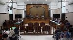 Aksi Emak-emak Dukung Hasto di Sidang Praperadilan