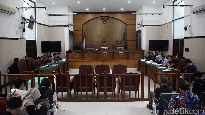 Sejumlah pengunjuk rasa menyuarakan aspirasi di depan gedung Pengadilan Negeri (PN) Jakarta Selatan, Jakarta, Kamis (6/2/2025). Mereka mendesak hakim tunggal praperadilan memberi putusan yang adil kepada Hasto Kristiyanto.