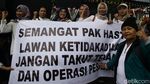 Aksi Emak-emak Dukung Hasto di Sidang Praperadilan